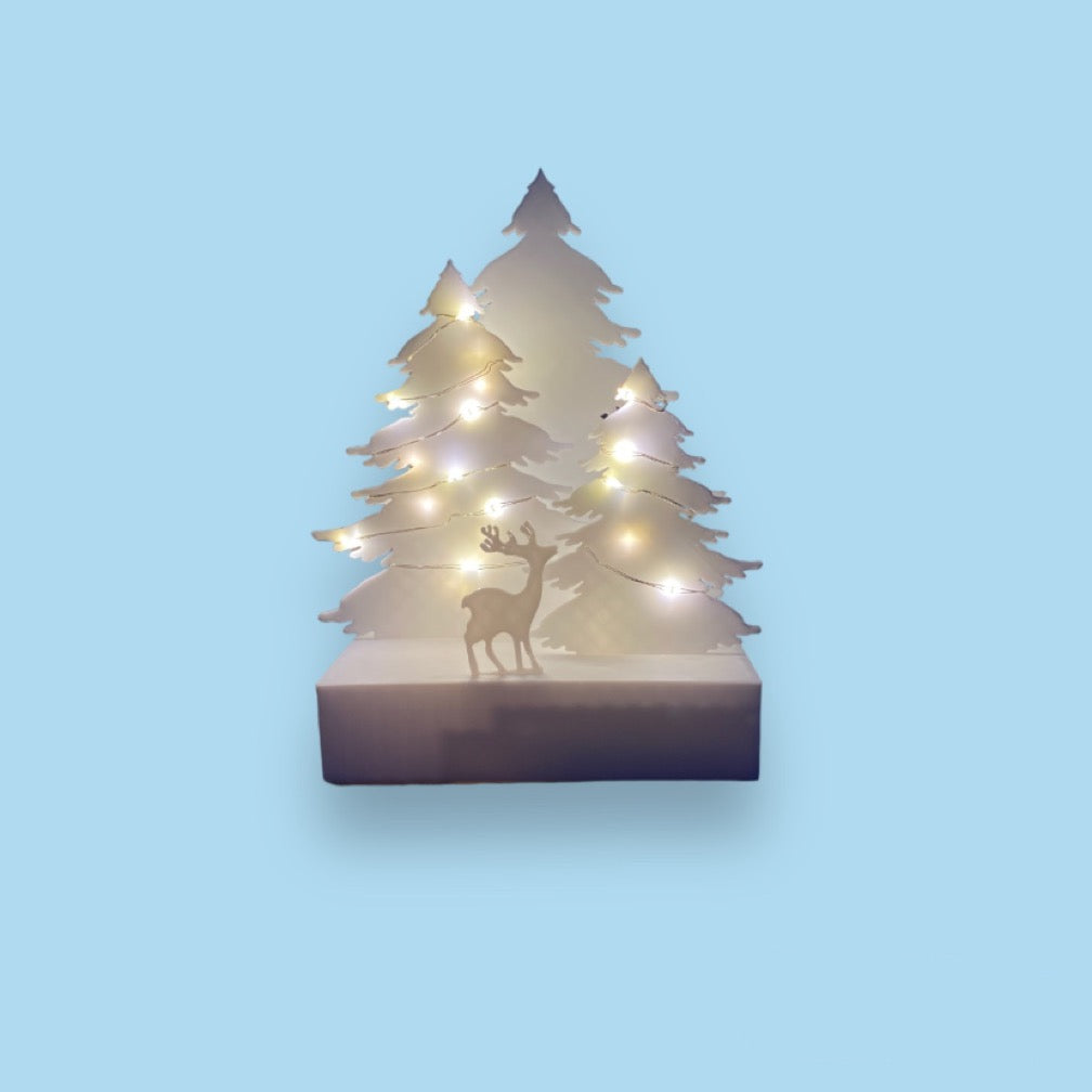 Forêt de Noël avec des lumières
