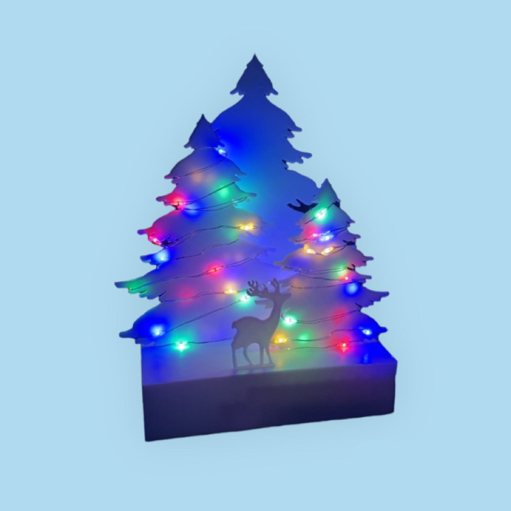 Forêt de Noël avec des lumières